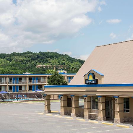 Days Inn By Wyndham Staunton Exteriör bild